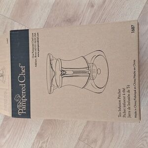 New In Box Pampered Chef tea infusion pitcher
